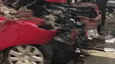 Carro fica com a frente destruída após atingir meio-fio na Avenida das Torres, em Manaus