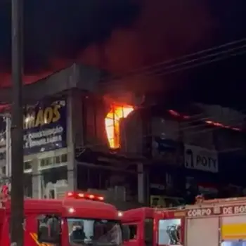 Chamas são controladas após incêndio devastar loja de material de construção na Zona Norte de Manaus