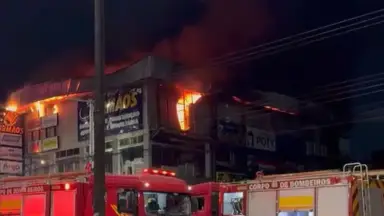 Chamas são controladas após incêndio devastar loja de material de construção na Zona Norte de Manaus