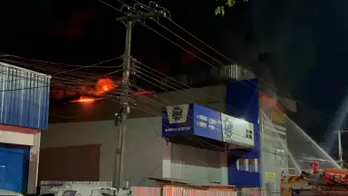 Curto-circuito em painel de LED pode ter provocado incêndio que destruiu loja de construção em Manaus