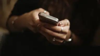 Dona de loja é aterrorizada com ameaças e fotos íntimas enviadas pelo WhatsApp