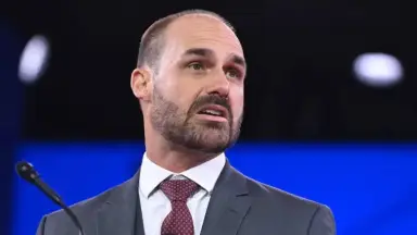 Eduardo Bolsonaro critica vacinação obrigatória de crianças