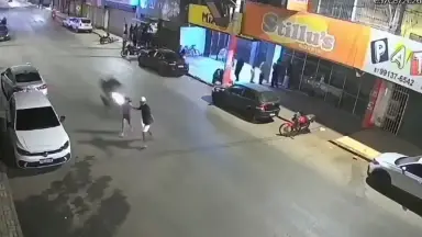 Em ato heroico, homem empurra companheira para salvá-la e acaba atingido por moto