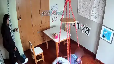 Cena chocante mostra terapeuta dando tapa em menino autista durante atendimento