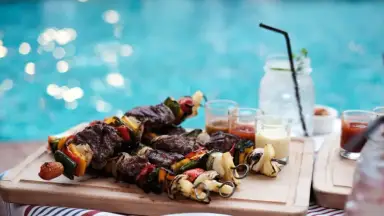 Festa com churrasco e piscina termina em susto após homem se afogar em Manaus