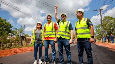 Governador Roberto Cidade acompanha o andamento das obras de pavimentação em Autazes