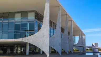 Governo Trump revoga visto da embaixadora do Brasil nos EUA em nova escalada na crise entre os dois países