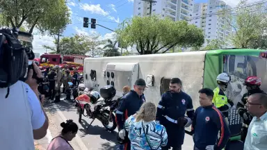 Grávida de risco é atendida após se assustar com ônibus que tombou e deixou 21 feridos em Manaus