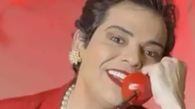 Humorista Gustavo Mendes usa paródia de Dilma para provocar Omar Aziz nas redes sociais