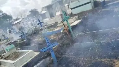 Incêndio atinge vegetação e se espalha sobre túmulos no Cemitério Tarumã em Manaus