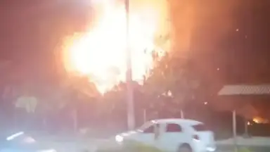 Incêndio atinge área perto de rede elétrica e assusta moradores na zona Norte de Manaus
