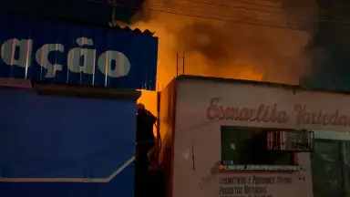 Incêndio de grandes proporções ameaça comércios atinge mata na Colônia Terra Nova em Manaus