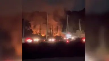 Fogo às margens da AM-070 assusta motoristas e forma enorme coluna de fumaça perto da Ponte Rio Negro