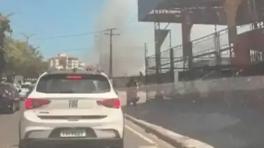 Incêndio de grandes proporções destrói terreno e assusta moradores no Coroado, em Manaus