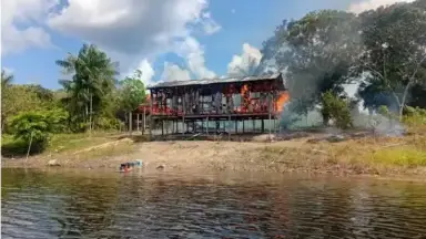 Incêndio destrói casa na zona rural de Maués e deixa morador ferido
