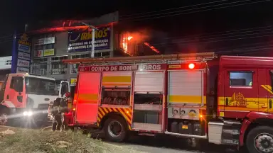 Incêndio em loja de construção segue fora de controle e mobiliza sete viaturas dos Bombeiros na zona Norte de Manaus