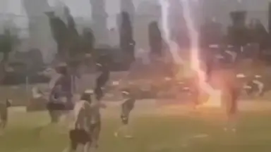 Jogador morre após raio atingir campo durante partida de futebol na Tailândia