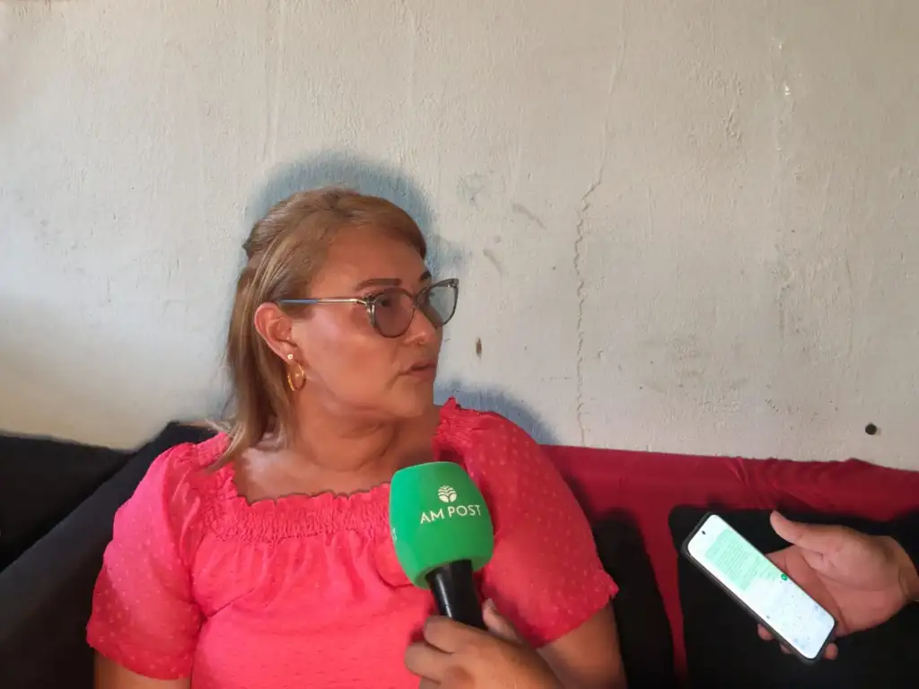 Mãe e filho em situação de agressão em um espaço infantil