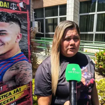 Mãe de jovem morto em abordagem policial protesta e pede revogação da liberdade de PM em Manaus