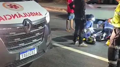 Mancha de óleo provoca acidente com moto por aplicativo e deixa passageira ferida em Manaus