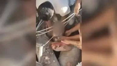 Milagre: Bebê é resgatado com vida dos escombros após terremoto na Colômbia