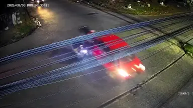 Motociclista é arremessado após forte batida com carro em cruzamento de Manaus; veja o vídeo