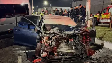Motorista de aplicativo morre após carro invadir pista contrária e atingir van na Avenida do Turismo em Manaus; veja os vídeos