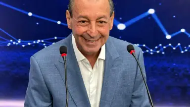 Omar Aziz critica “portalzinhos” e acusa adversários de usar imprensa para atacá-lo durante chegada ao debate