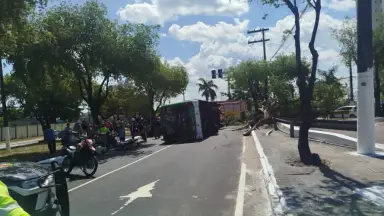 Ônibus bate em árvore e tomba deixando passageiros feridos em Avenida de Manaus