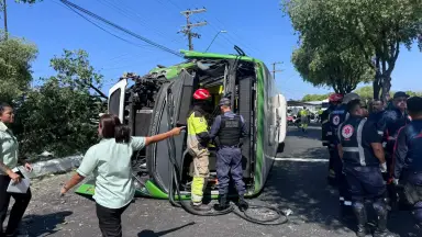 Ônibus que tombou após bater em árvore deixou 21 passageiros feridos em Manaus