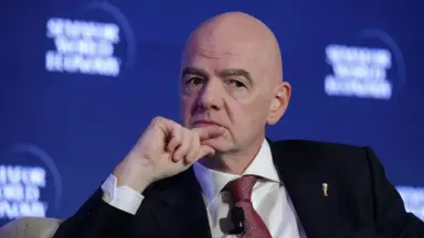 Presidente da FIFA é acusado de “bancar” amante com recursos da Uefa