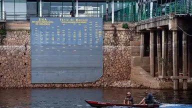 Rio Negro desacelera ritmo da vazante em Manaus, mas seca preocupa com avanço do El Niño