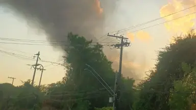 Terreno baldio pega fogo e fumaça chama atenção no Mauazinho, em Manaus