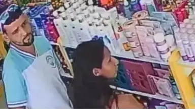 VÍDEO: Casal é procurado após furtar produtos de drogaria na zona Norte de Manaus