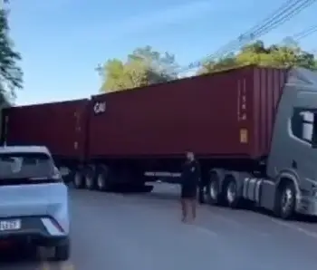 VÍDEO: colisão entre carreta e carro deixa BR-174 interditada e provoca quilômetros de congestionamento