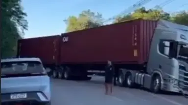 VÍDEO: colisão entre carreta e carro deixa BR-174 interditada e provoca quilômetros de congestionamento