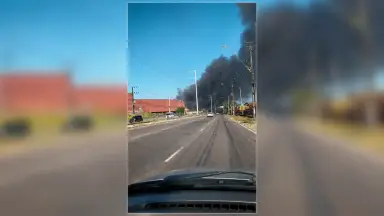 VÍDEOS: incêndio de grandes proporções assusta moradores próximo a supermercado em Manaus