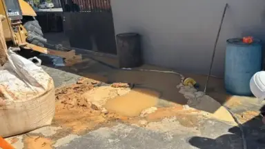 Vazamentos e asfalto danificado colocam Águas de Manaus na mira da Ageman e empresa recebe quatro notificações