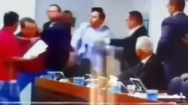 Vereadores trocam socos durante sessão da Câmara e reunião é interrompida na Bahia