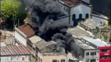 Vídeo mostra cena assustadora: fumaça preta toma conta do Centro de Manaus