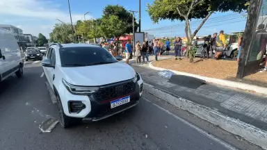 Mulher morre atropelada na faixa de pedestres na Avenida Rodrigo Otávio em Manaus