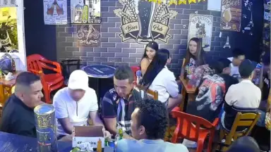 Ataque a tiros em bar deixa dois mortos, suspeitos são presos após fuga; veja o vídeo