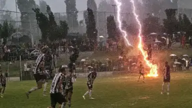 Raio mata jogador e deixa mais de 10 feridos durante partida de futebol; veja vídeo