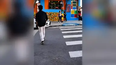 Estudante é seguida por homem com buquê de flores na saída da escola em Manaus